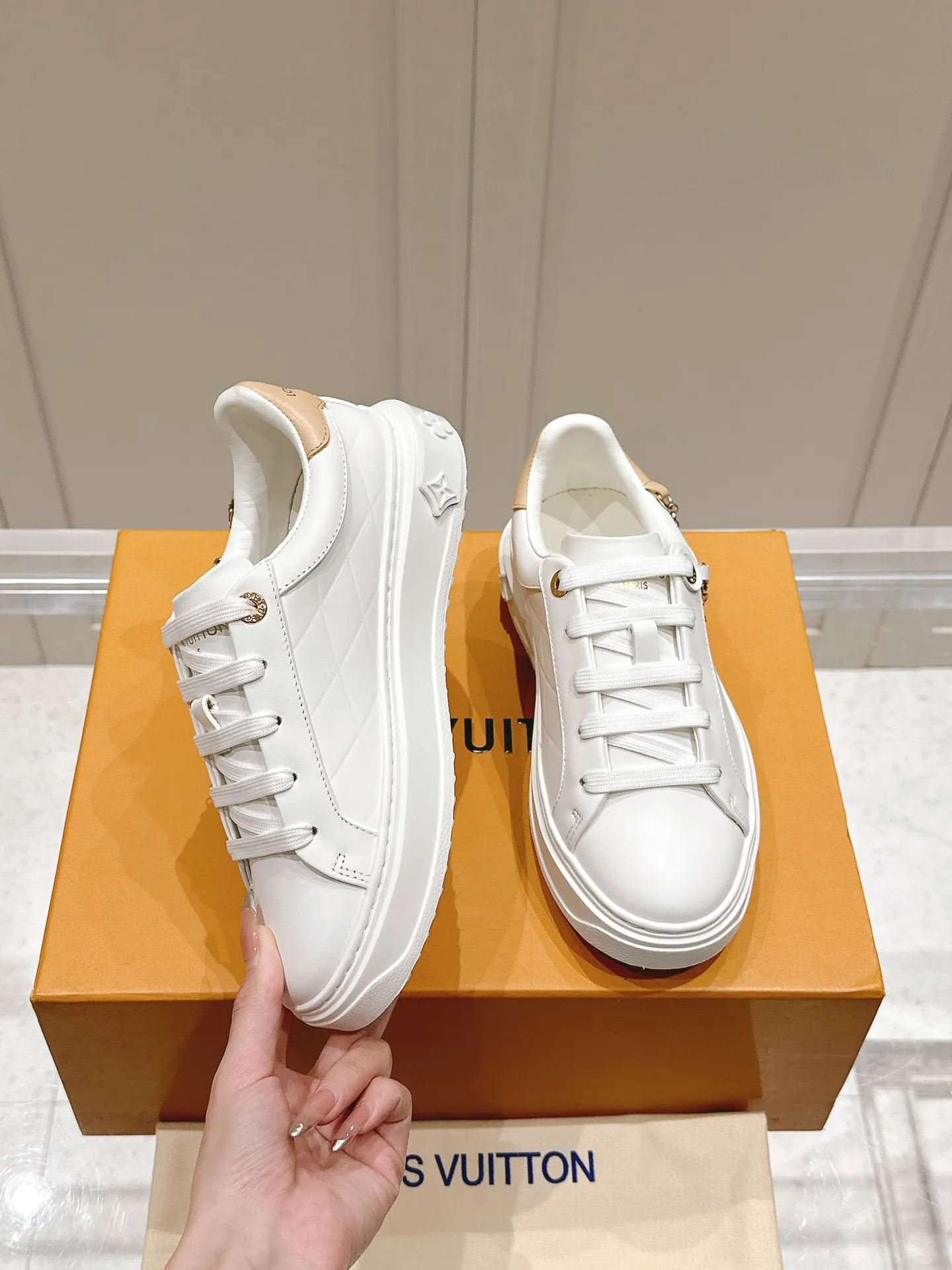 👟👟Ex-factory price 560👟👟 LV new white shoes, four-leaf clover🍀sunflower🌞 charm, add naughty and lively color to simple white shoes, easy to wear and durable, code number: 35+40 (41 customized)